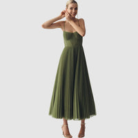 Adéla – Modern elegancia nyitott háttal
