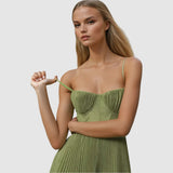Adéla - Elegantní moderní model s odhalenými zády