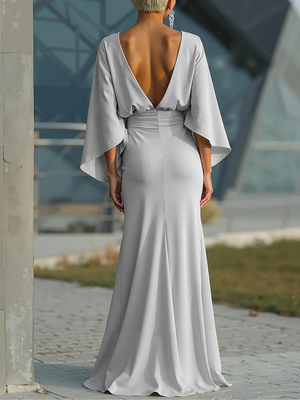 Sophia – Elegantní šaty s výstřihem do V, bez ramínek a s odhalenými zády